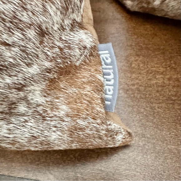 Set of 2 Cowhide Pillows 17 x 17 Inches Brown Beige Tan White EUC! Home Decor - Picture 6 of 13